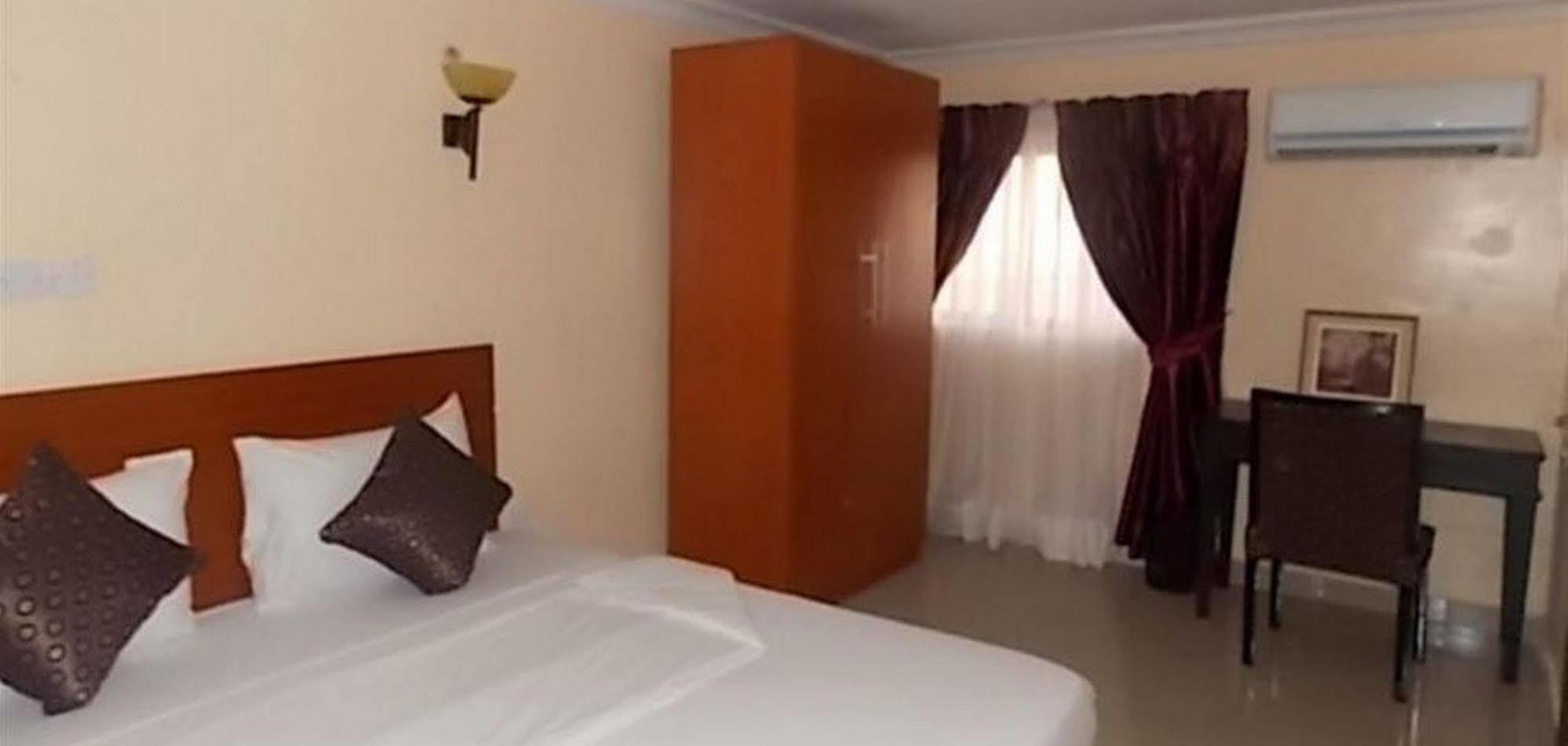 Crown Cottage Hotel อีเคจา ภายนอก รูปภาพ