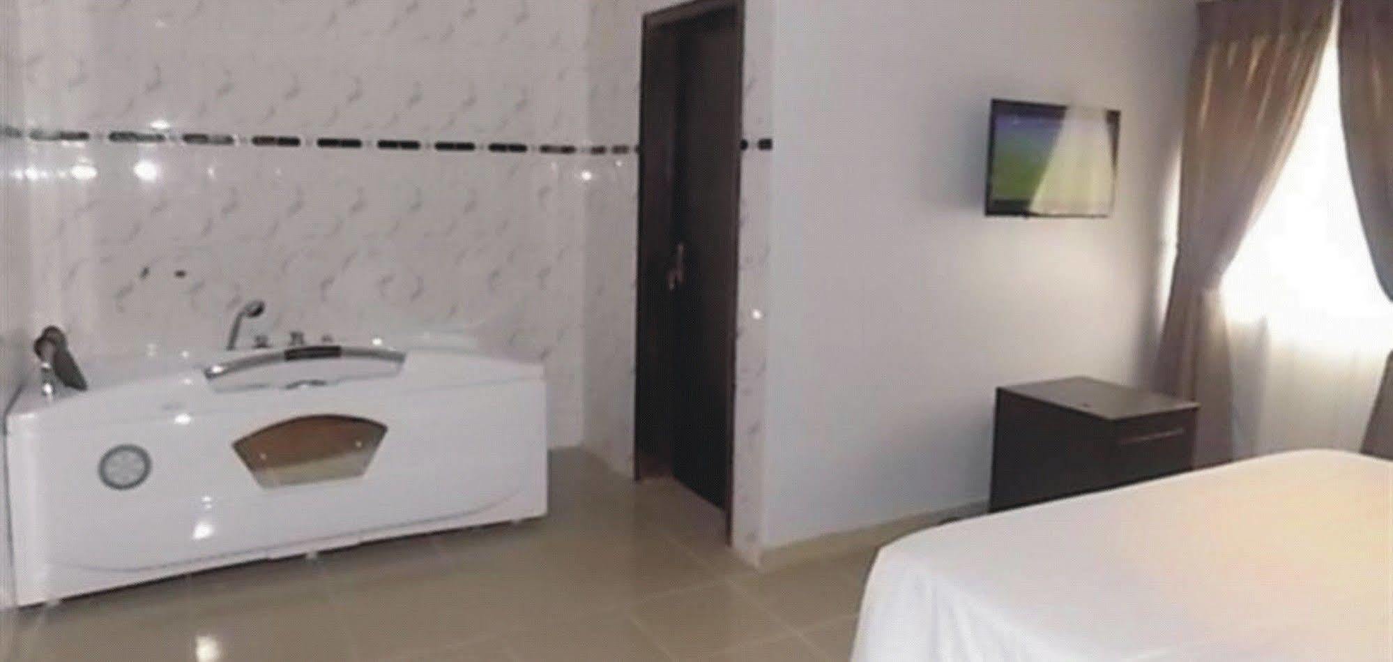 Crown Cottage Hotel อีเคจา ภายนอก รูปภาพ