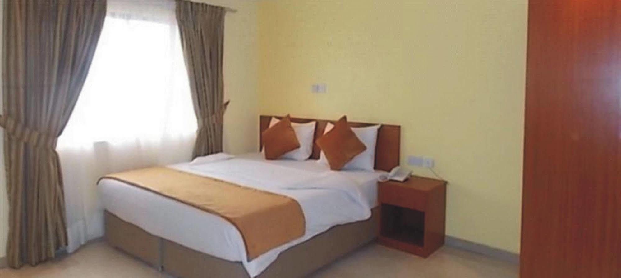 Crown Cottage Hotel อีเคจา ภายนอก รูปภาพ
